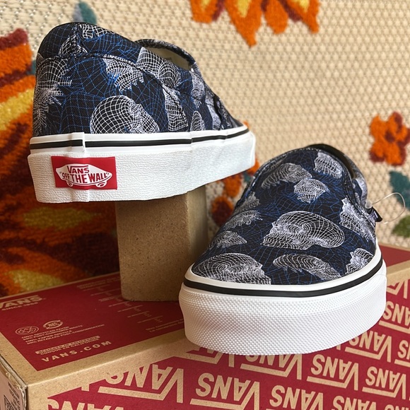 Vans Classic Slip-On
(Wireframe Skulls) Black/Trwht 
VNOA33TB9IB
WMNS sneakers - Picture 10 of 16